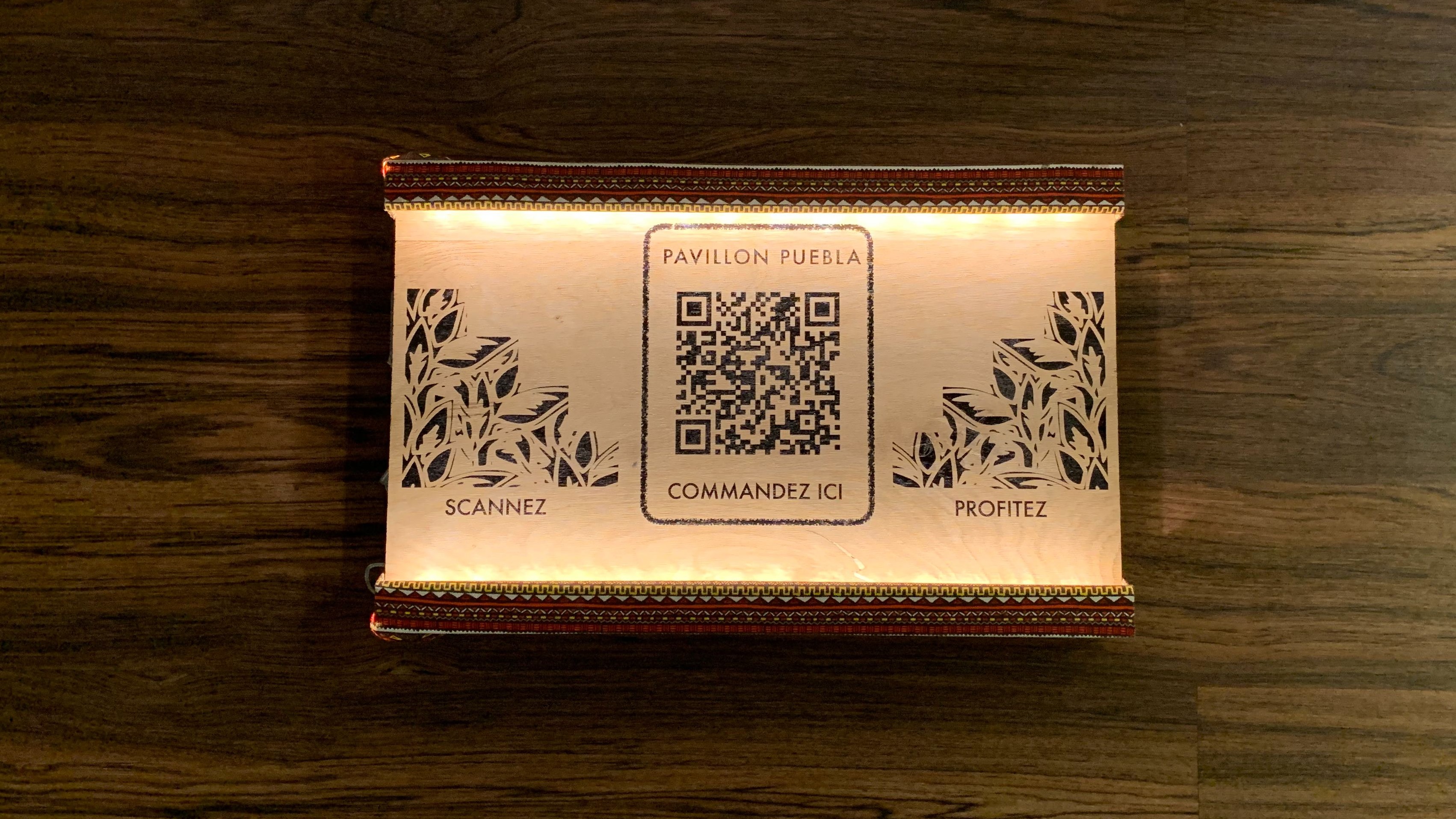 QR code sur un support en bois