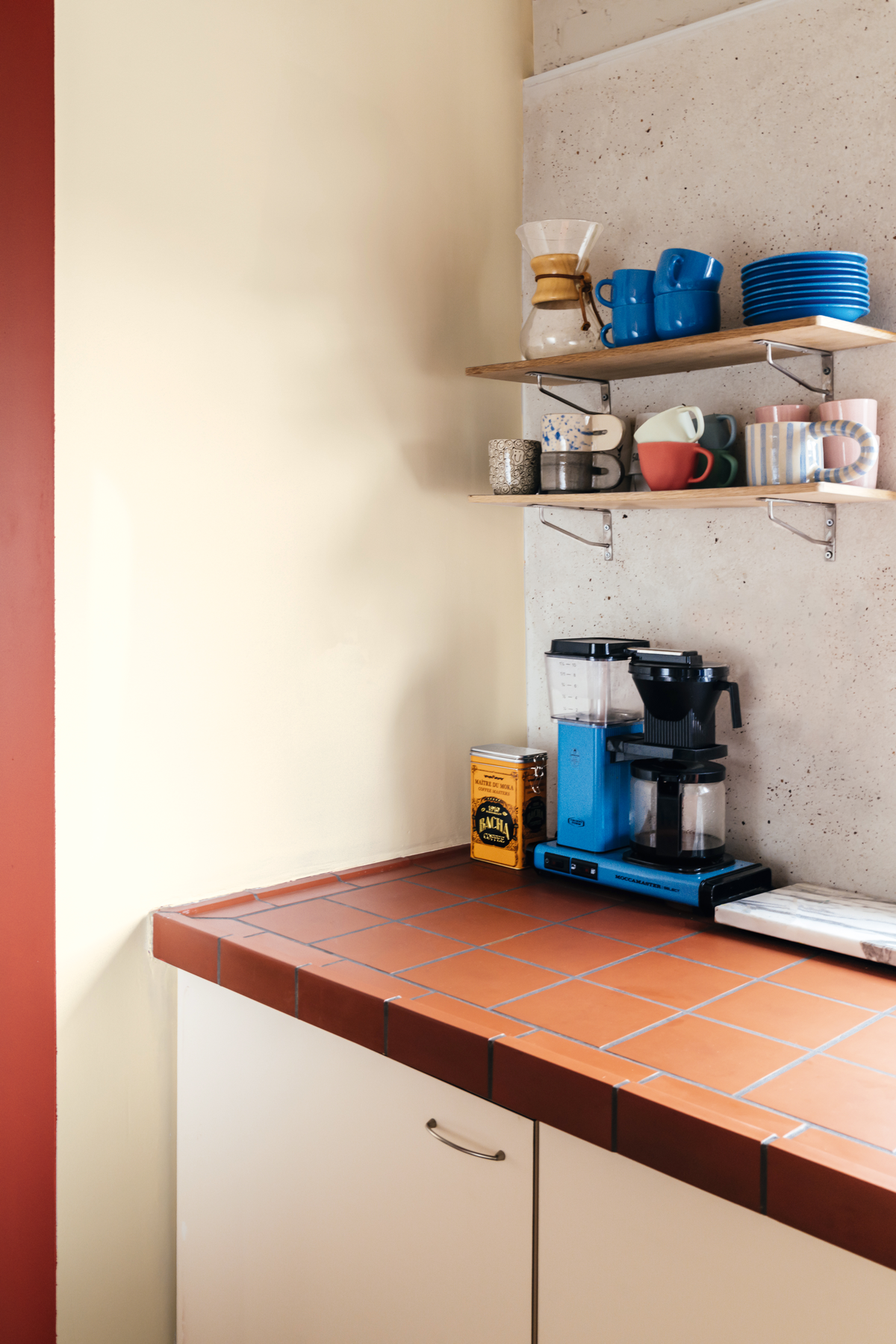 BIMU - keukenaanrecht - Stone Art Terrazzo - bruine tegels - blauwe koffiemachine - coloramagazine