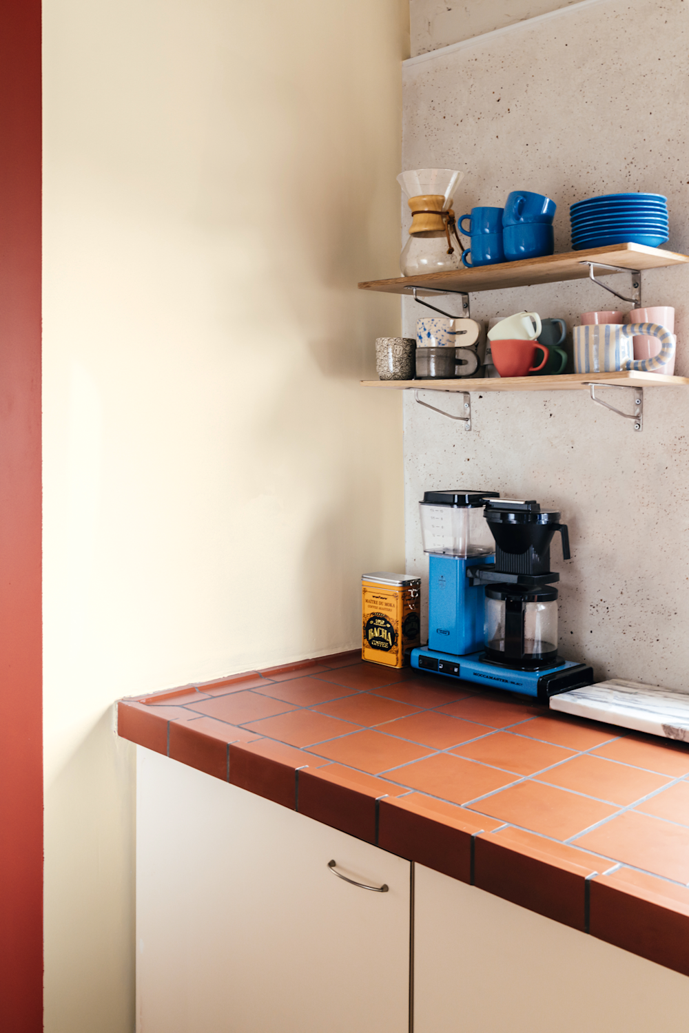 BIMU - keukenaanrecht - Stone Art Terrazzo - bruine tegels - blauwe koffiemachine - coloramagazine