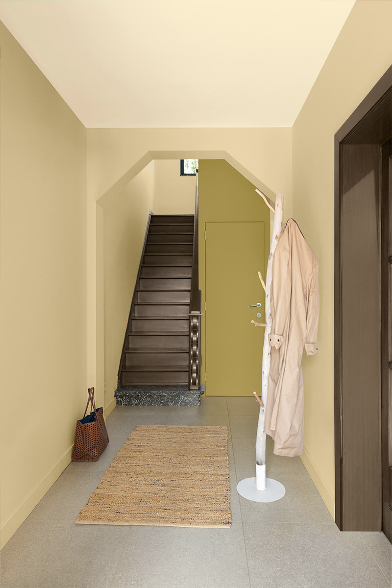 Hall d'entrée frais avec des tons doux de vert et des matériaux naturels