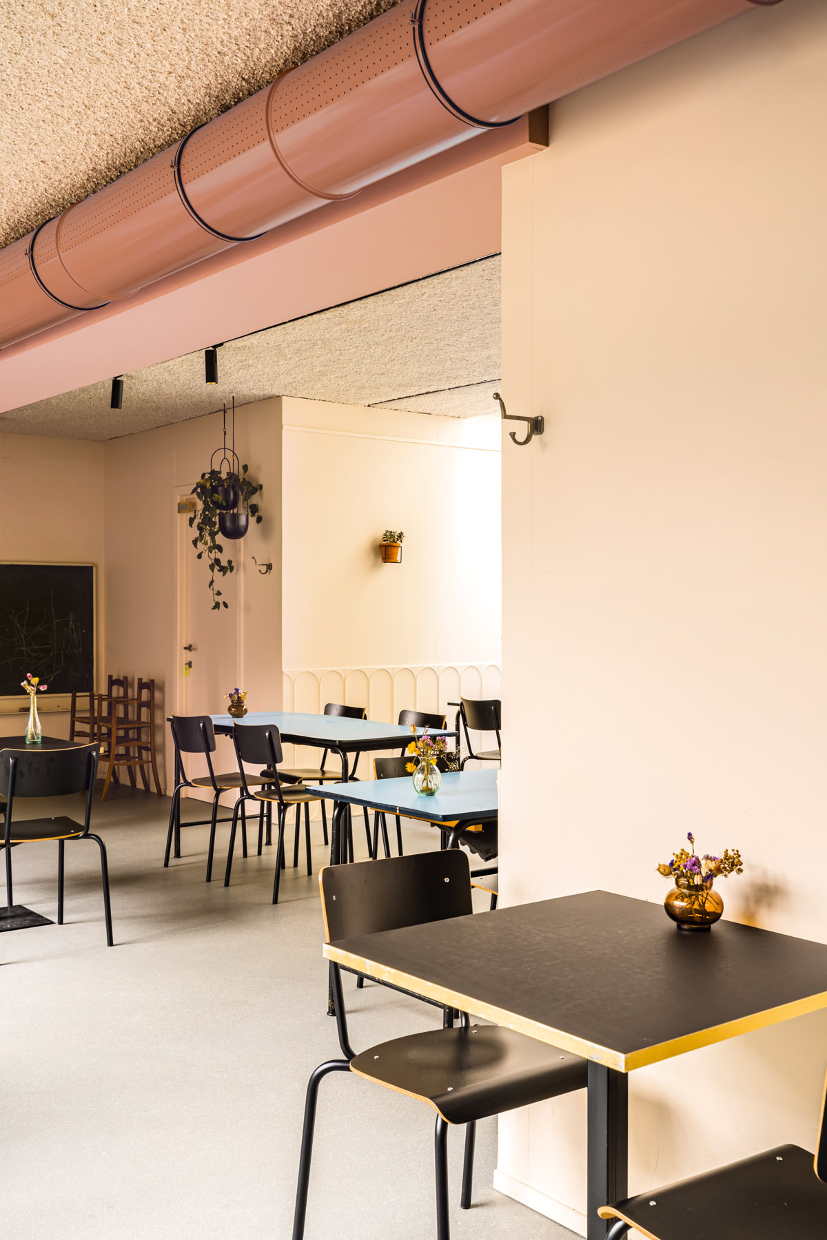 BIMU – eetruimte – beige roze – plafondbalk - lambrisering Noël & Marquet – colora-magazine (1)