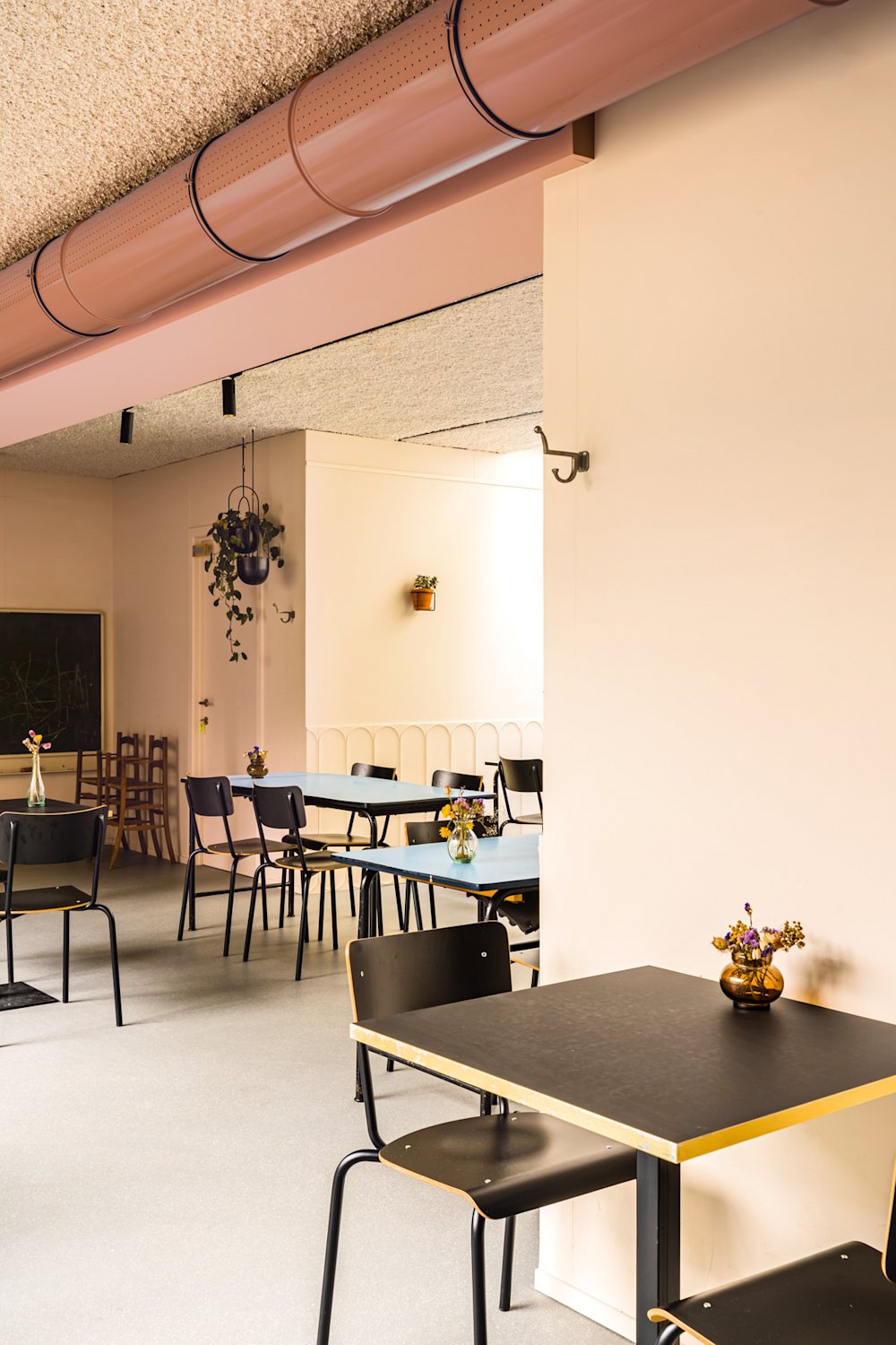 BIMU – eetruimte – beige roze – plafondbalk - lambrisering Noël & Marquet – colora-magazine (1)