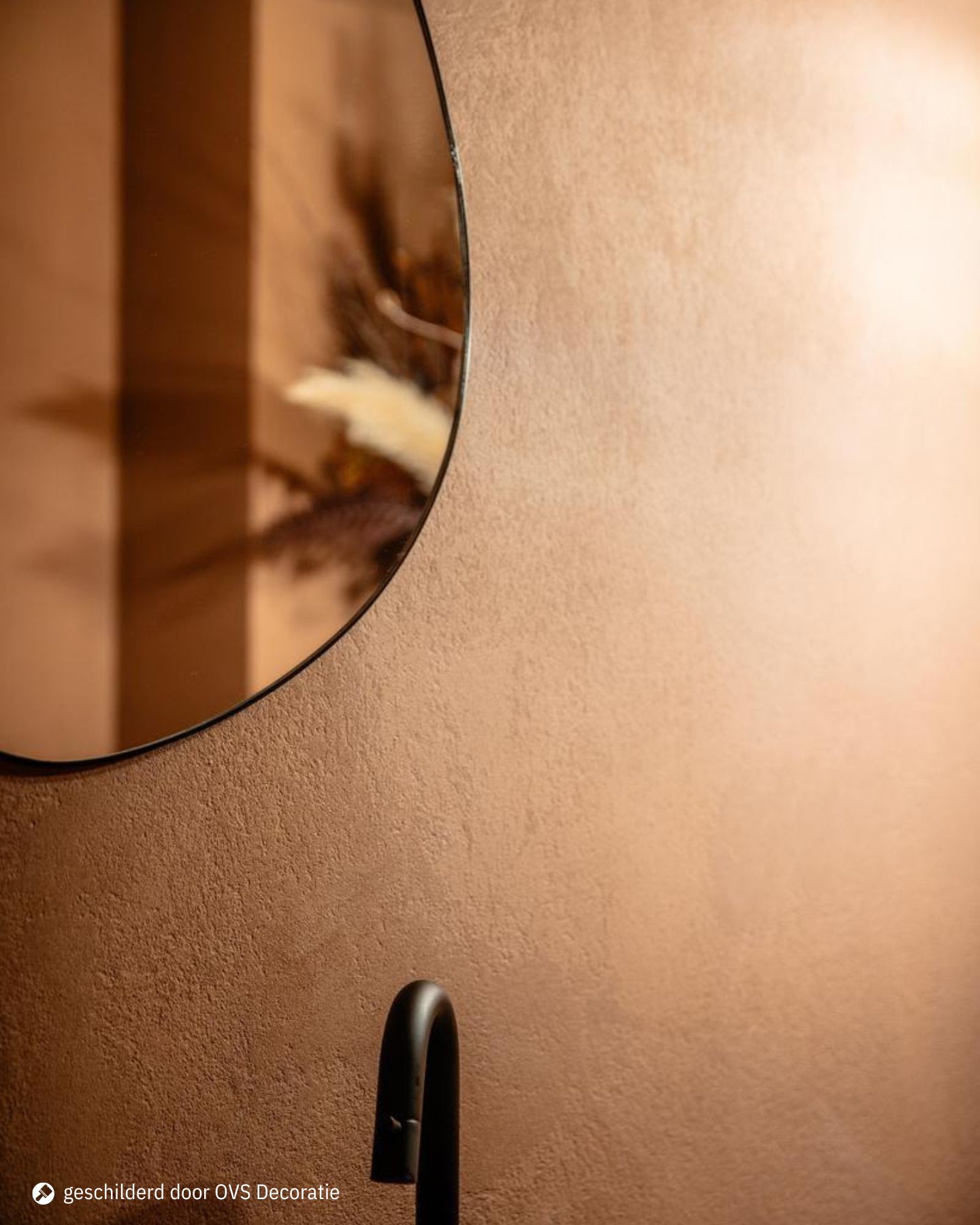 Detailbeeld stone art metallic in toilet geschilderd door OVS Decoratie