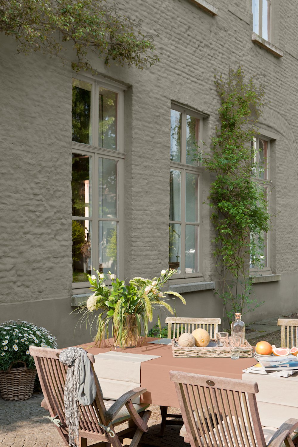 Beige gevel met beige ramen toon op toon