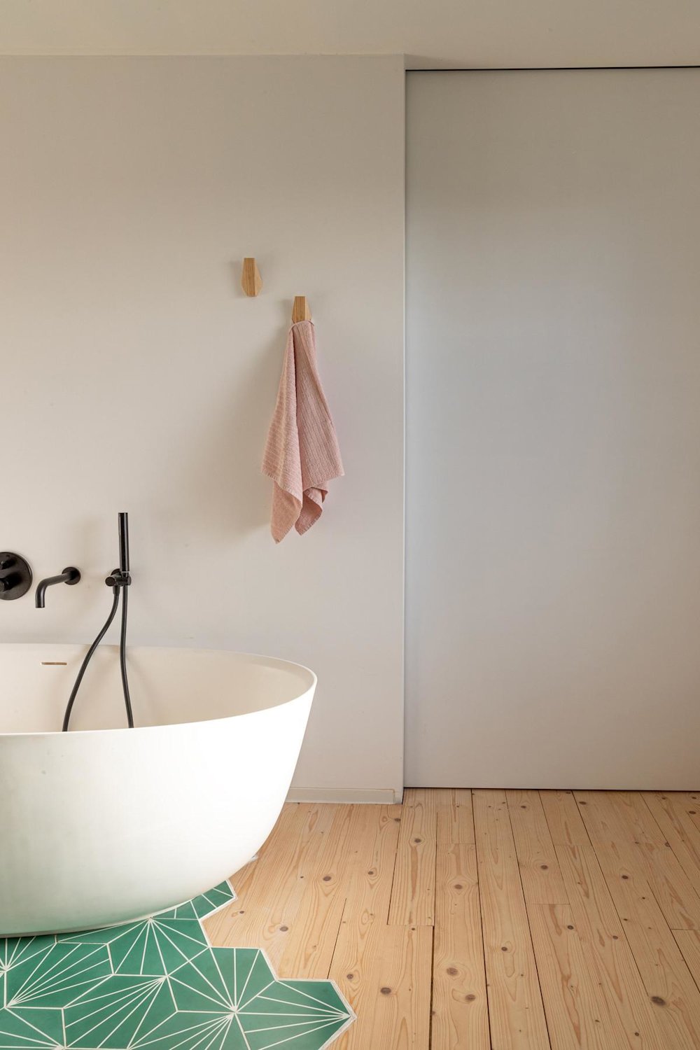 inspiratiebeeld magazine lente 2023 rustgevende badkamer met groene accenten en parketvloer