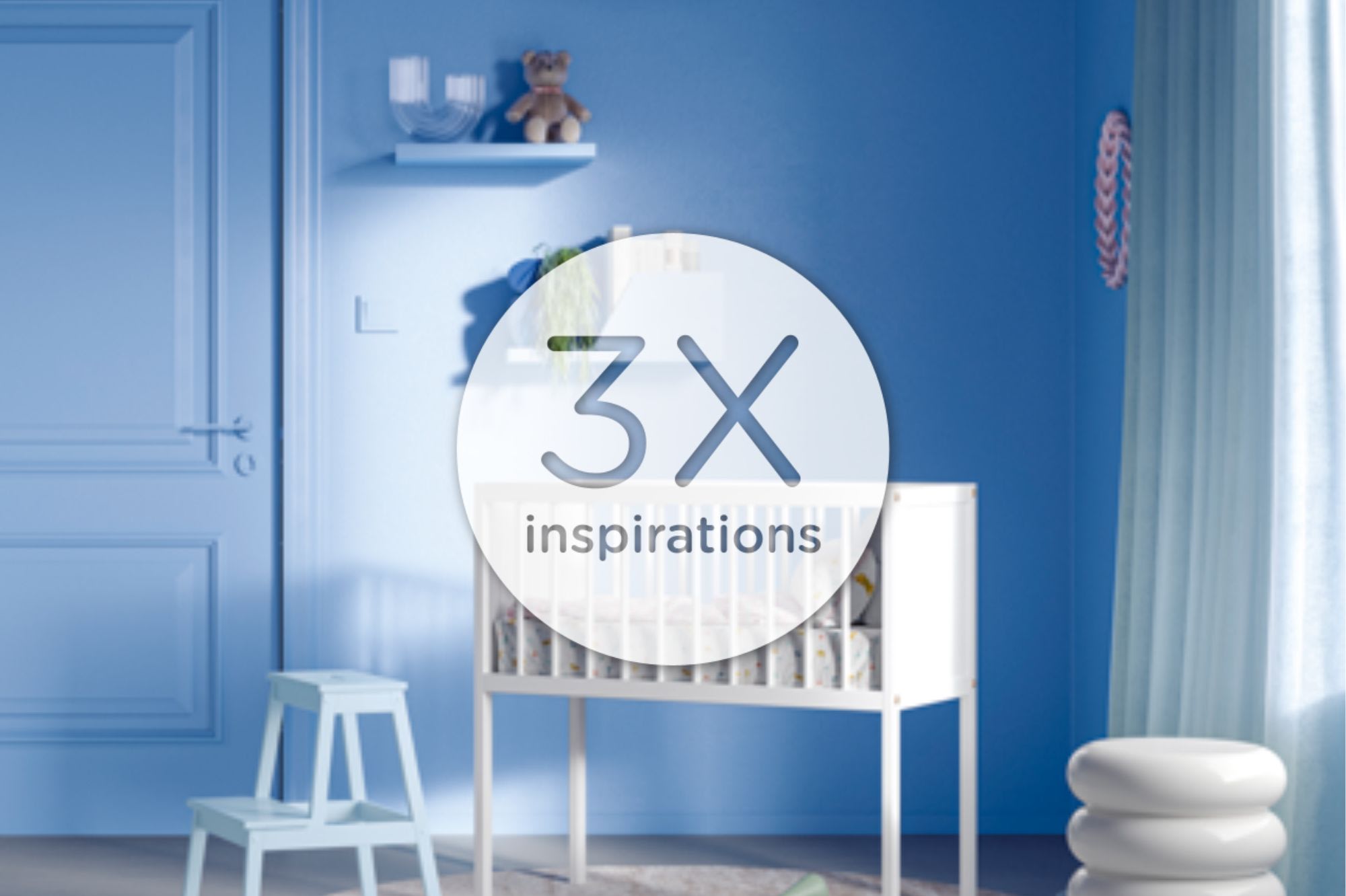 Une chambre d'enfant moderne bleue avec un berceau blanc, un tabouret bleu clair, des peluches sur des étagères, un tapis rond et un plafonnier duveteux. Des rideaux bleus recouvrent la fenêtre.