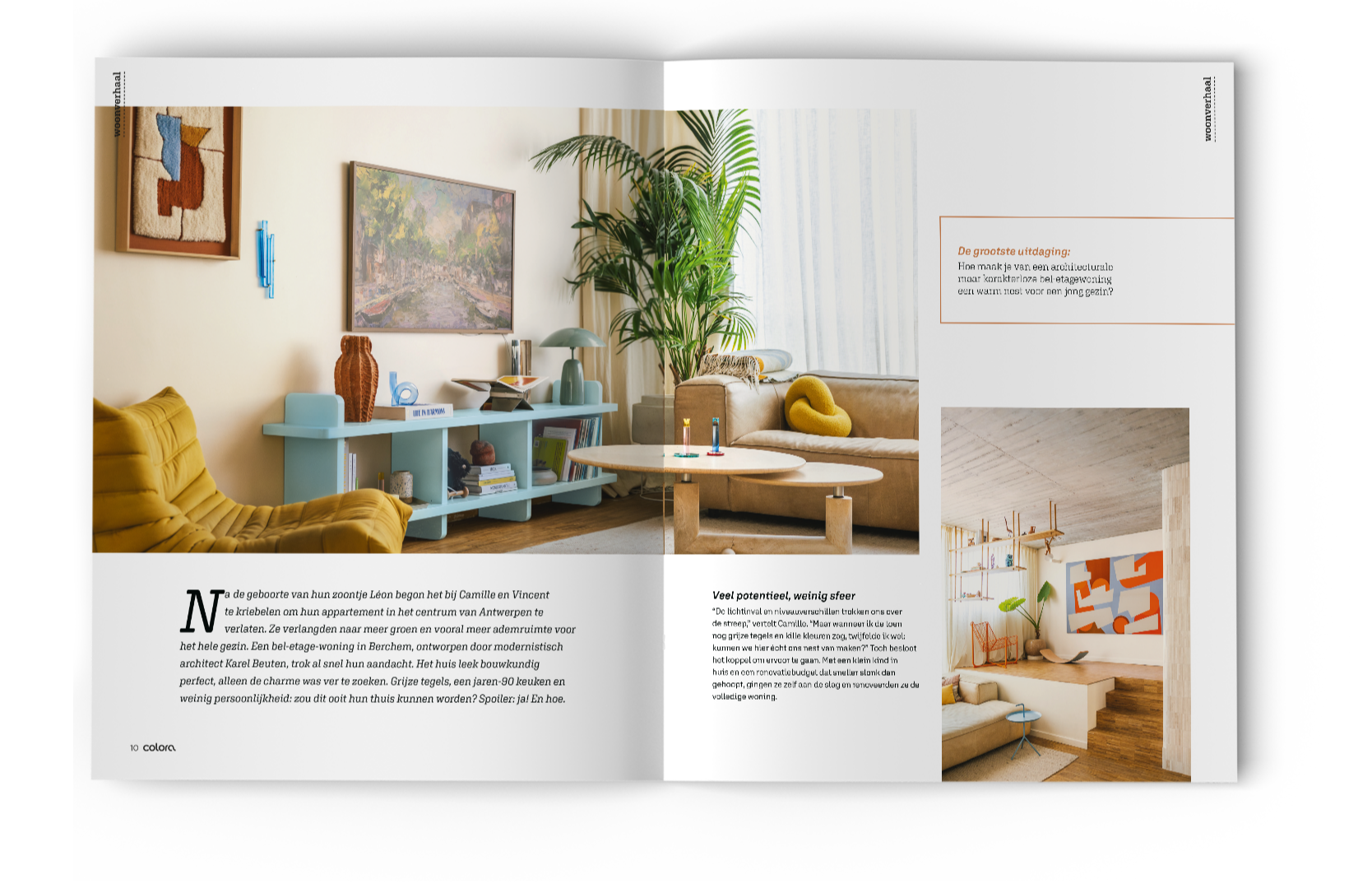 Een spread in een tijdschrift toont moderne, gezellige woonkamers met stijlvolle meubels, kunst en planten. Op de linkerpagina staan gele stoelen, een blauwe plank en muurkunst; op de rechterpagina staan een beige bank, een salontafel en grote ramen.