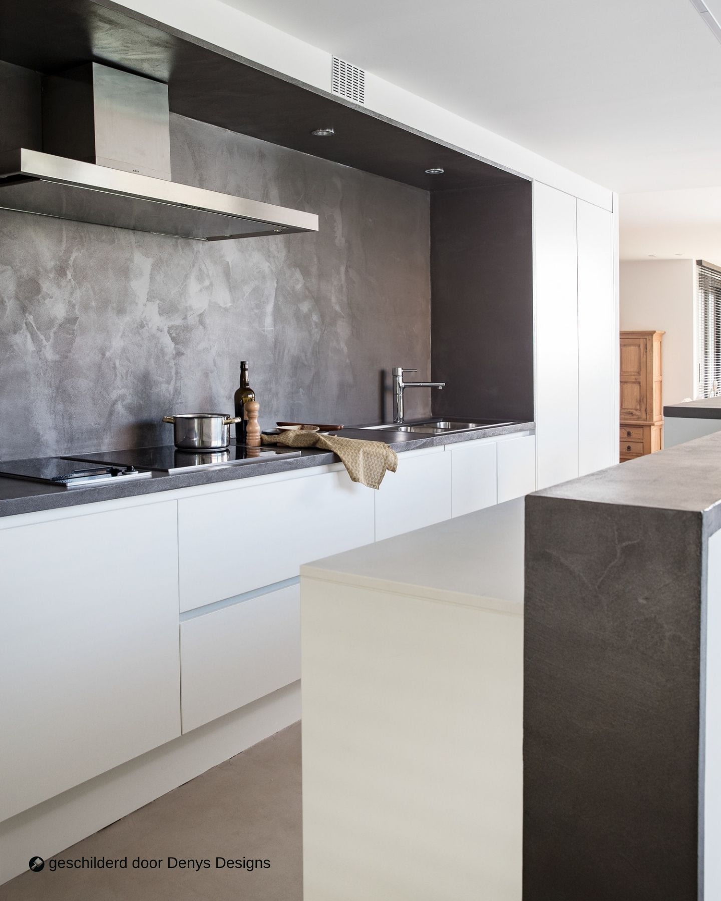 inspiratiebeeld colora – Aqua Sensa – donkere nis, strakke keuken, betonlook – AS 12 & AS 05 – geschilderd door Denys Designs