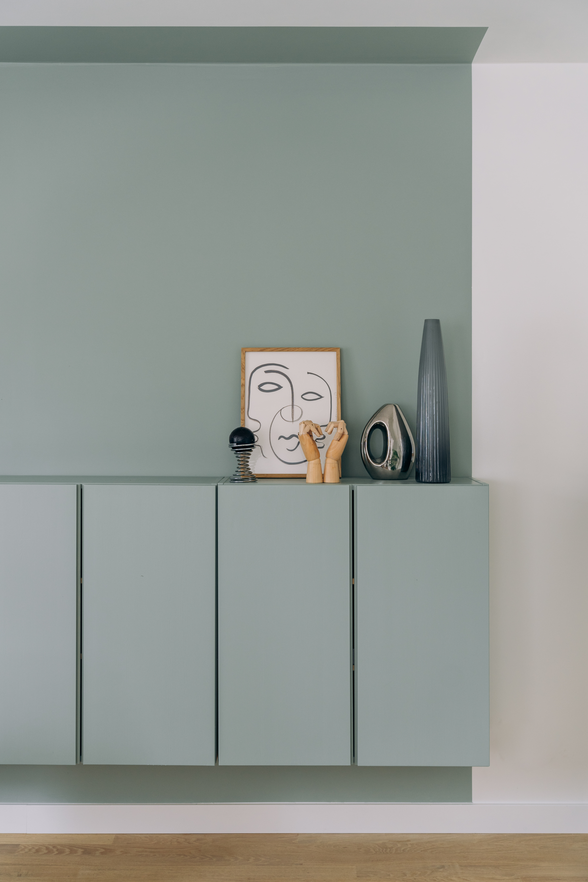 groene muur met groene hangende kasten
