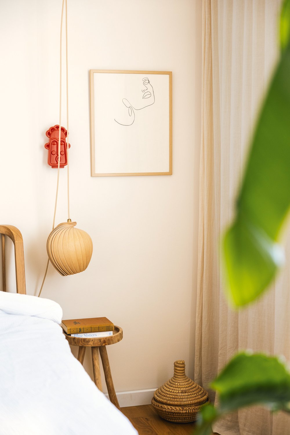 BIMU – slaapkamer – off white - WE Z027 – Boss-one Silk – woonverhaal Camille bel-étage Berchem – coloramagazine