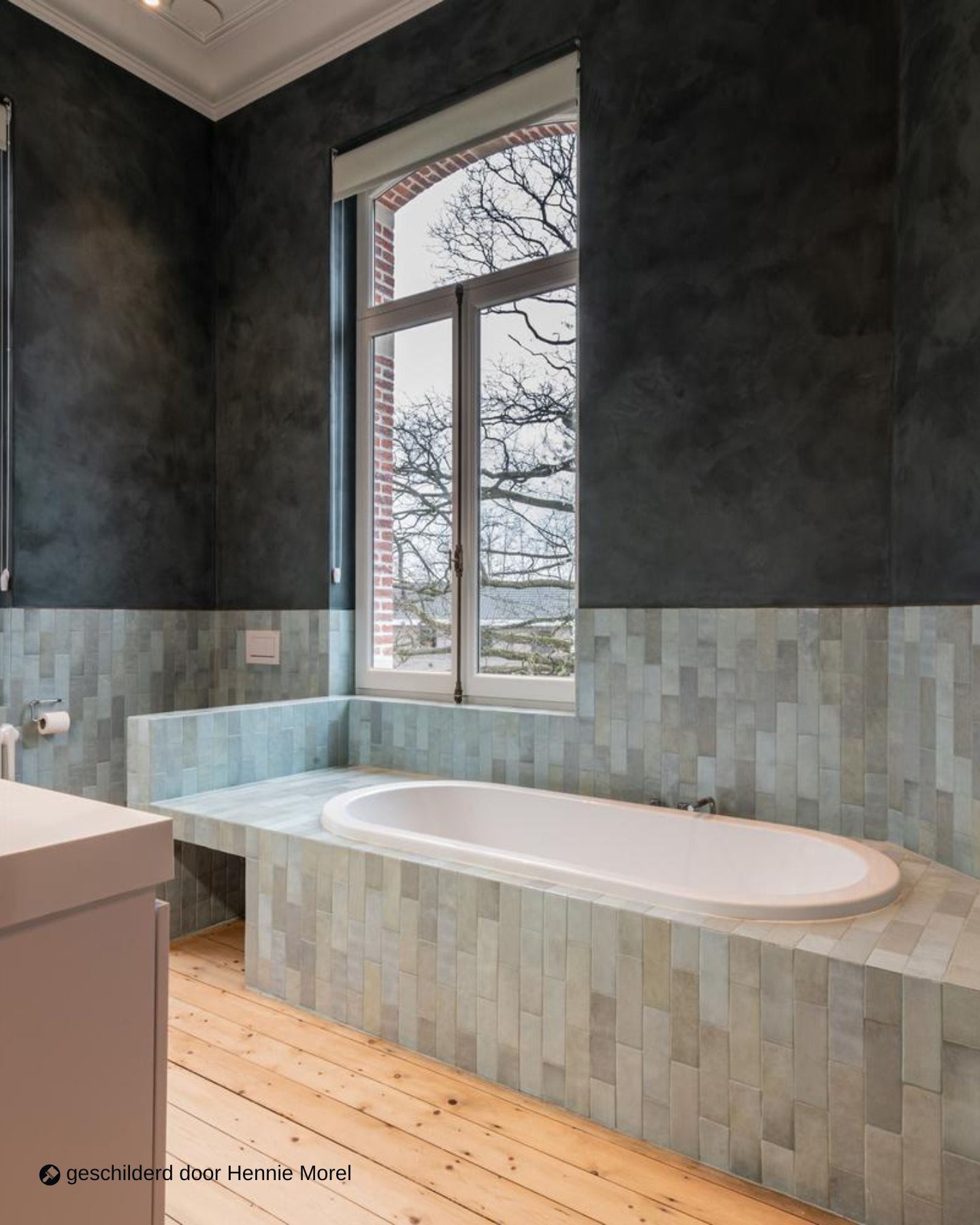 inspiratiebeeld colora – Aqua Sensa – Donkere badkamer, bad, textuur, karaktervol – AS 27 – geschilderd door HENNIE MOREL