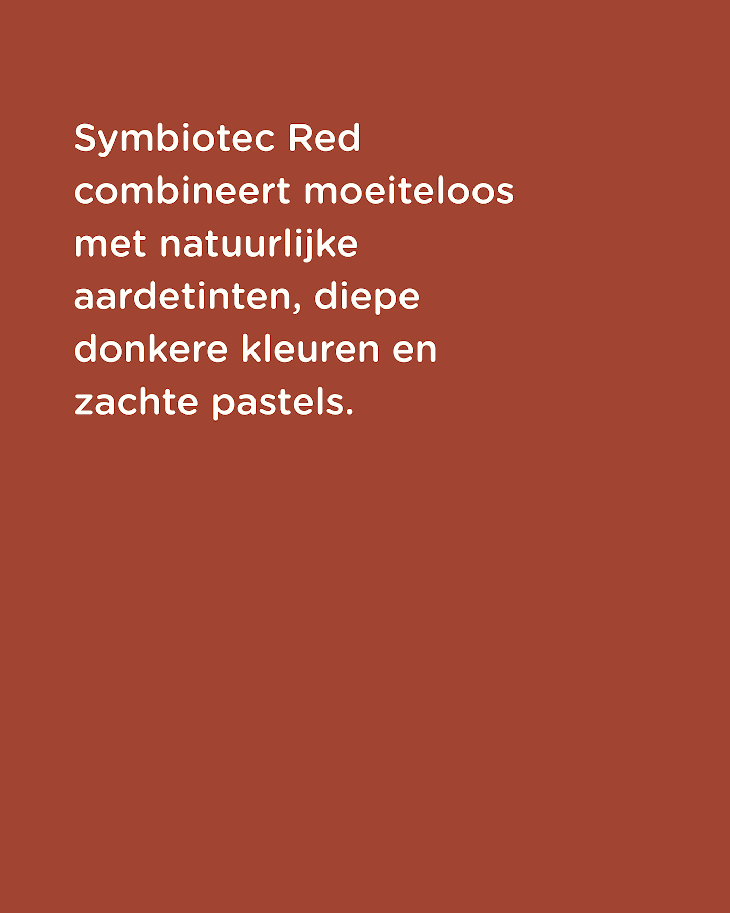 In witte Nederlandse tekst op een effen roestrode achtergrond wordt beschreven hoe ‘Symbiotec Red’ goed combineert met natuurlijke aardetinten, diepe, donkere kleuren en zachte pasteltinten.