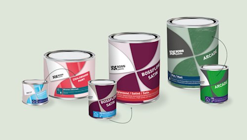 Vijf blikken verf van BOSS paints in verschillende maten en kleuren staan op een rij, elk met verschillende productlabels en branding.