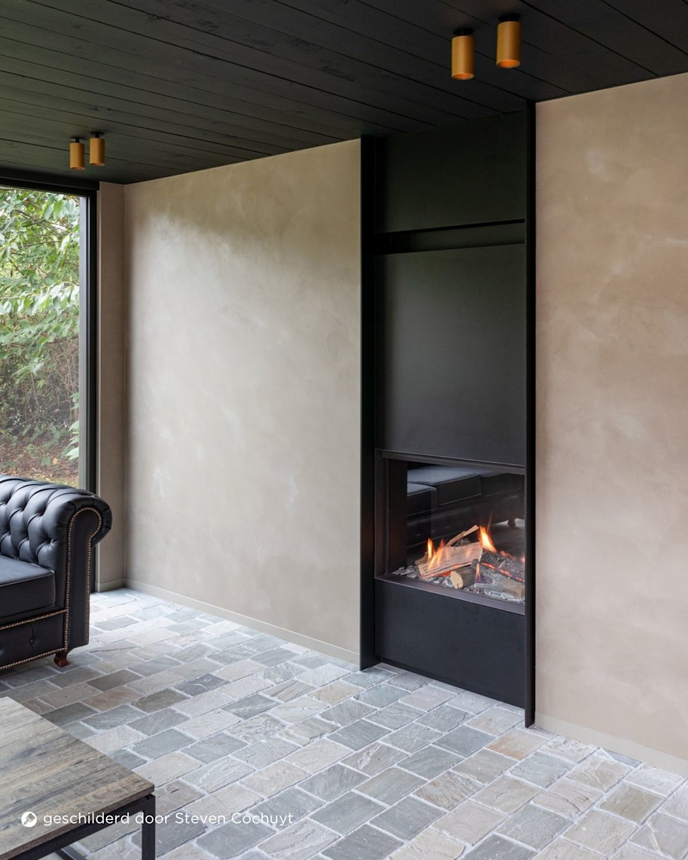 inspiratiebeeld colora – aqua sensa – leefruimte met haardwand – AS 04 Dry Ocean – geschilderd door Davy Cochuyt