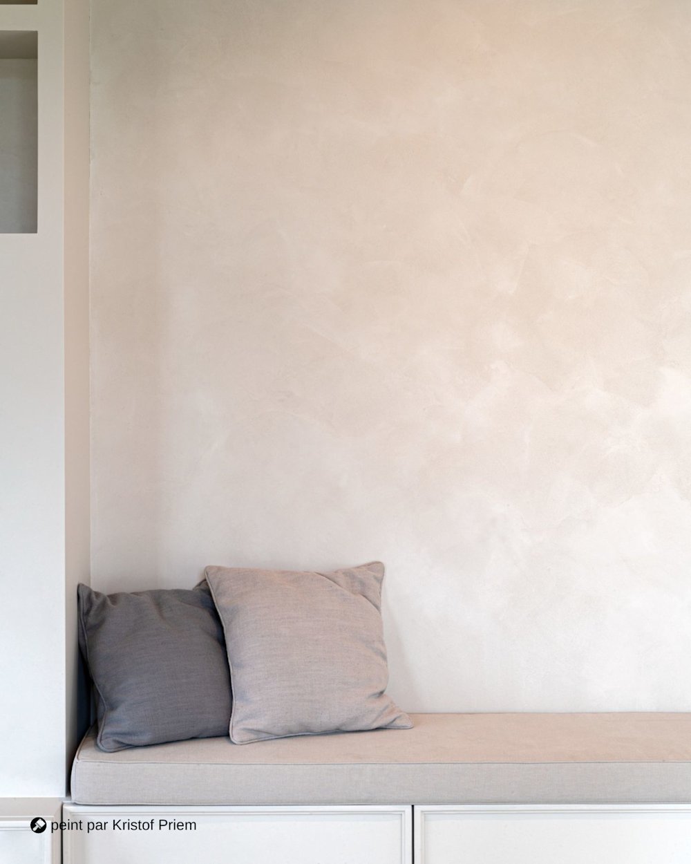 accentmuur met zitbank en kussens in Calco original in CC 18 pale moon geschilderd door Kristof Priem FR