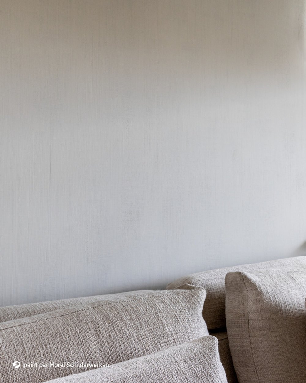 Detailbeeld living met zetel in Arcade Raffia WE M12 Antique White geschilderd door schilderwerken Morel FR