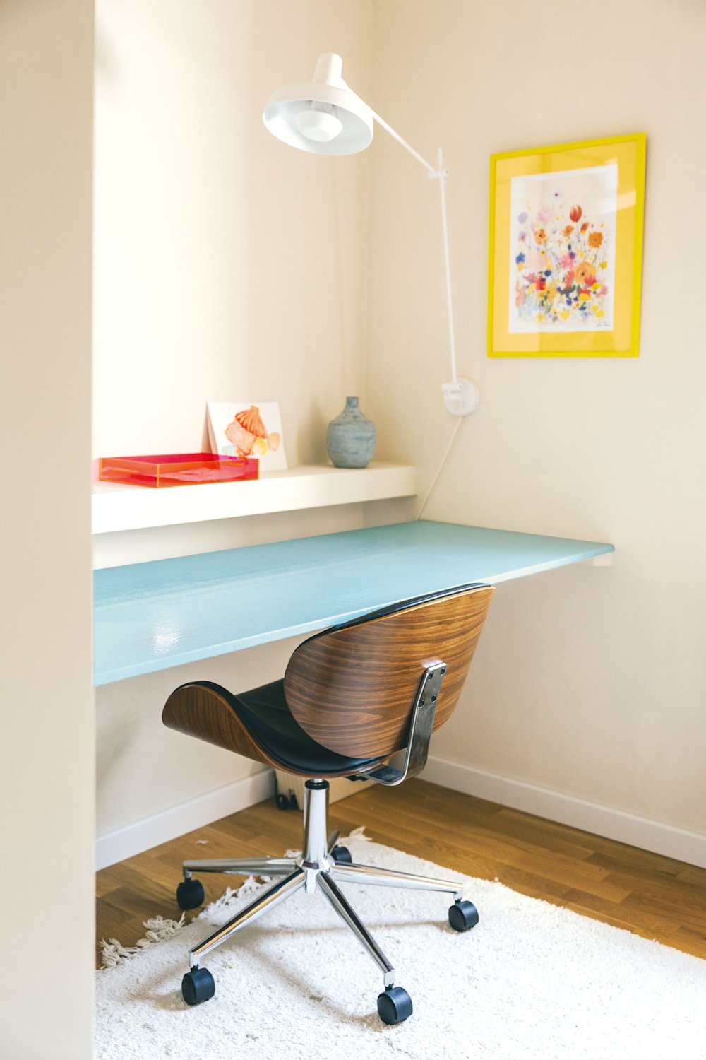BIMU – home office – blauw – bureautafel – woonverhaal Camille bel-étage Berchem – coloramagazine