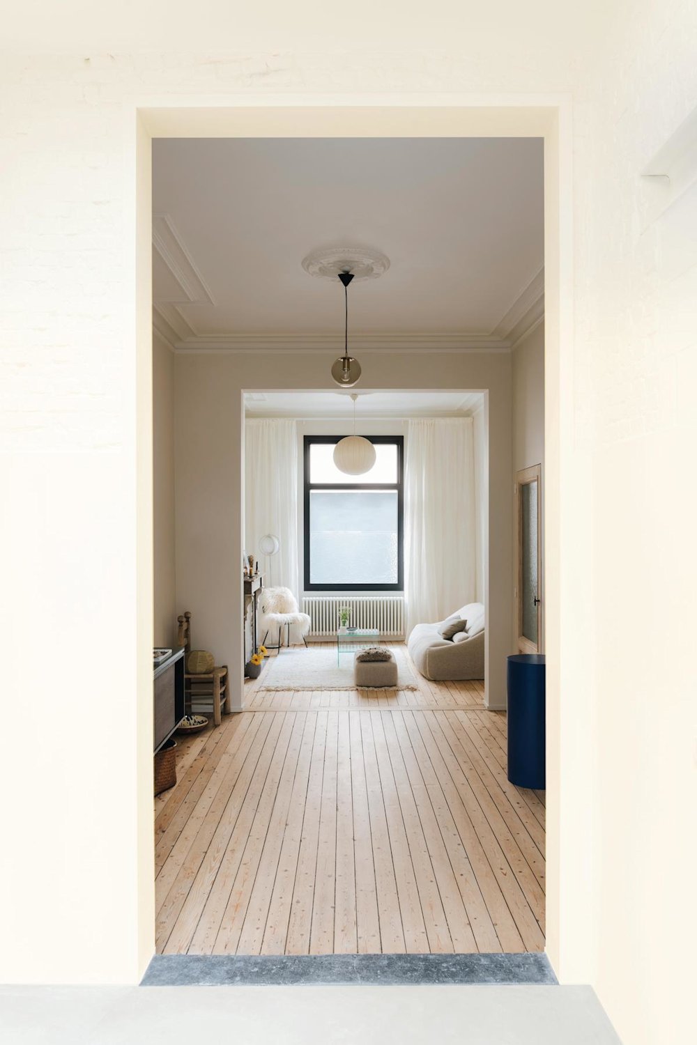 Inspiratiebeeld colora - off-whites in de woonkamer en eetkamer - colora magazine SS2021 - woonverhaal Senne & Eefje