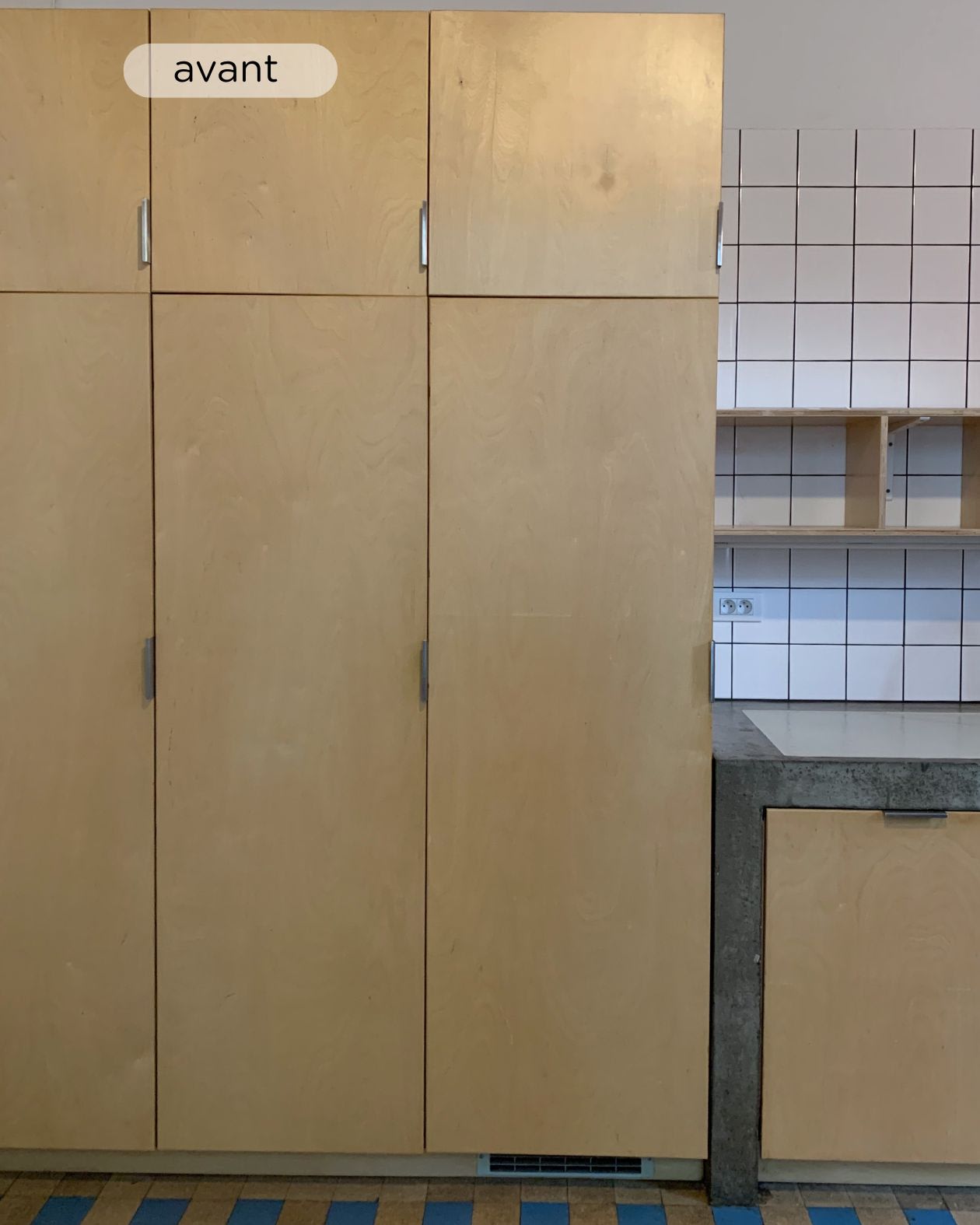 cuisine avec placards en bois, sol carrelé et carreaux blancs au mur
