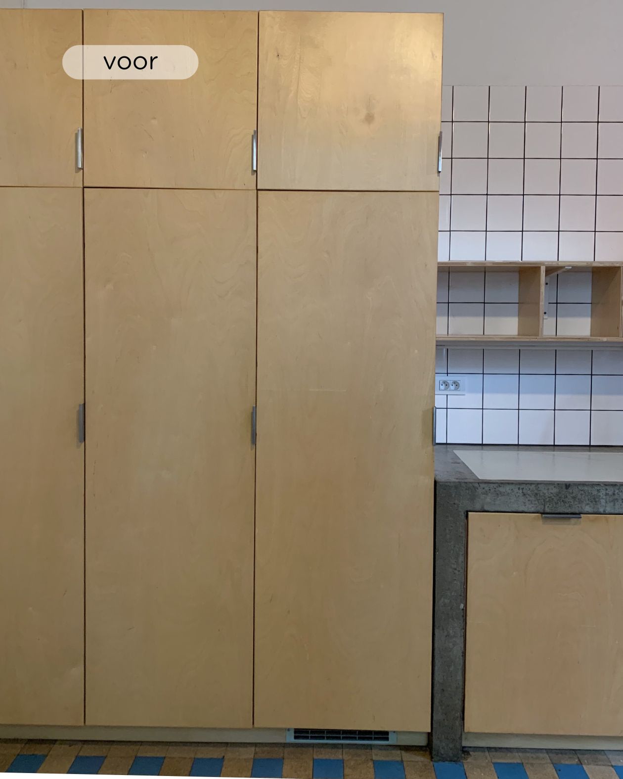 keuken met houten kasten, tegelvloer en witte tegels tegen de muur