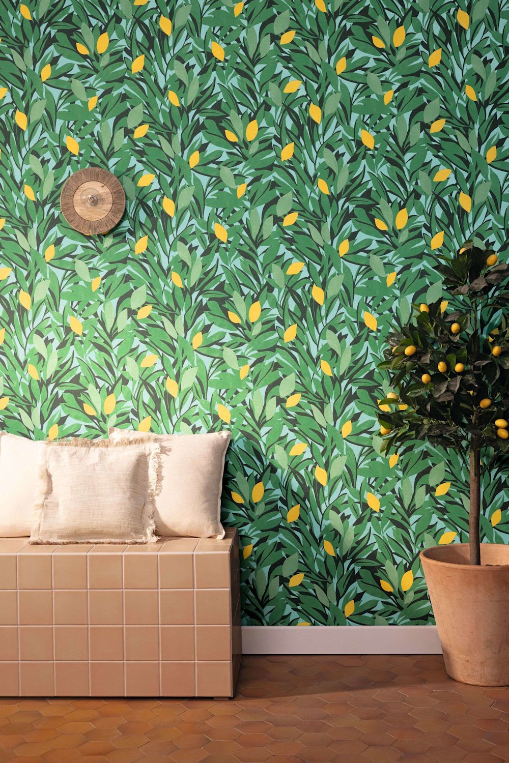 behang - woonkamer - Caselio - Kitchen box - KBO105457720 - groen - geel - Groene muur met citroenpatroon, houten zitbank met beige kussens, terracotta vloer, citroenboompje in pot.