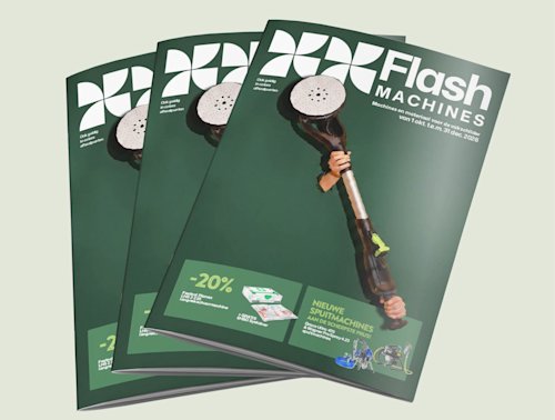 Drie exemplaren van een tijdschrift met de titel „Flash MACHINES”, met op de omslag een hand die een grote zwarte douchekop vasthoudt, omringd door reclamevakjes en tegen een groene achtergrond.