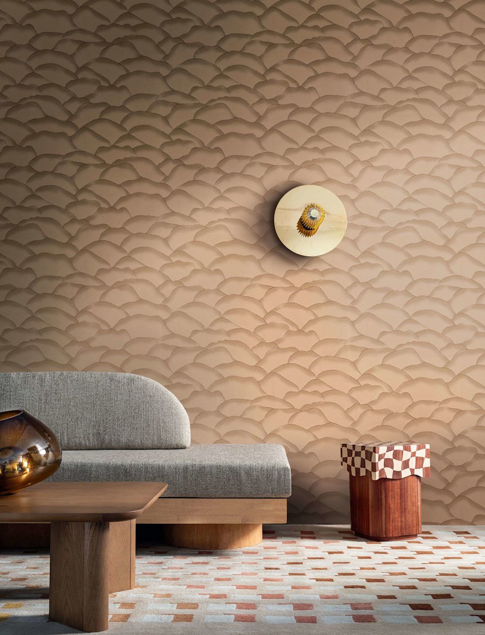 behang - woonkamer - Casamance - Broderies - 76971426 - bruin - Behang met reliëf in zandkleur, grijze stoffen sofa, houten salontafel, decoratief tafeltje met schaakpatroon, tapijt met grafisch motief.