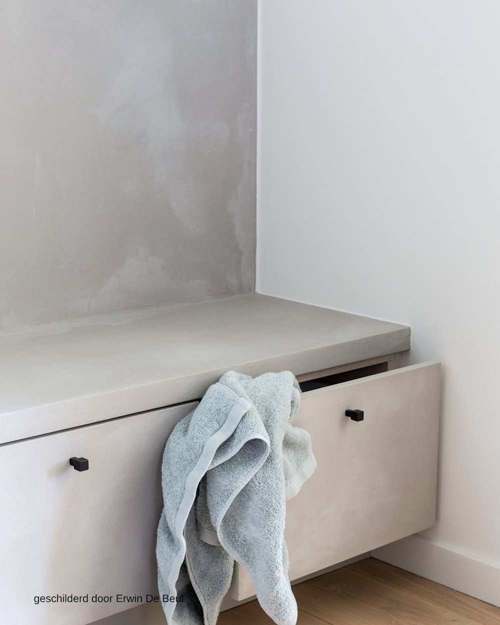 Image d'inspiration Colora – Aqua Sensa – Armoire sur mesure au look béton brut – AS 12 – peinte par ERWIN DE BEUL