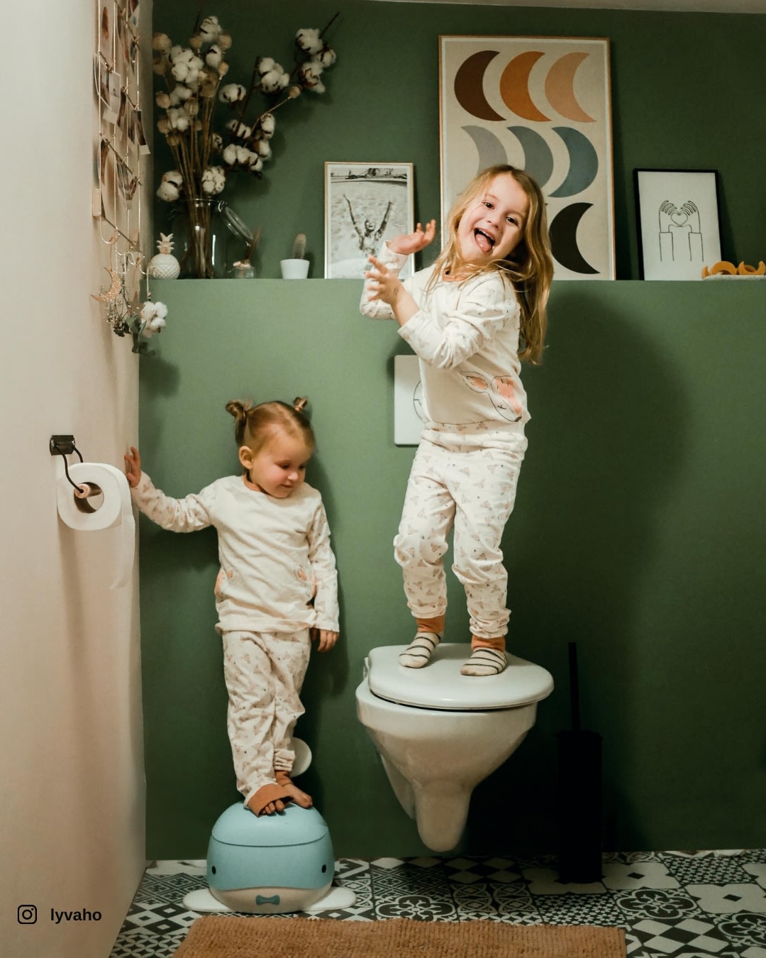 inspiratiebeeld colora - toilet met witte en groene muur in WE M129 Green Mile - 2 meisjes - UGC beeld - Lyvaho