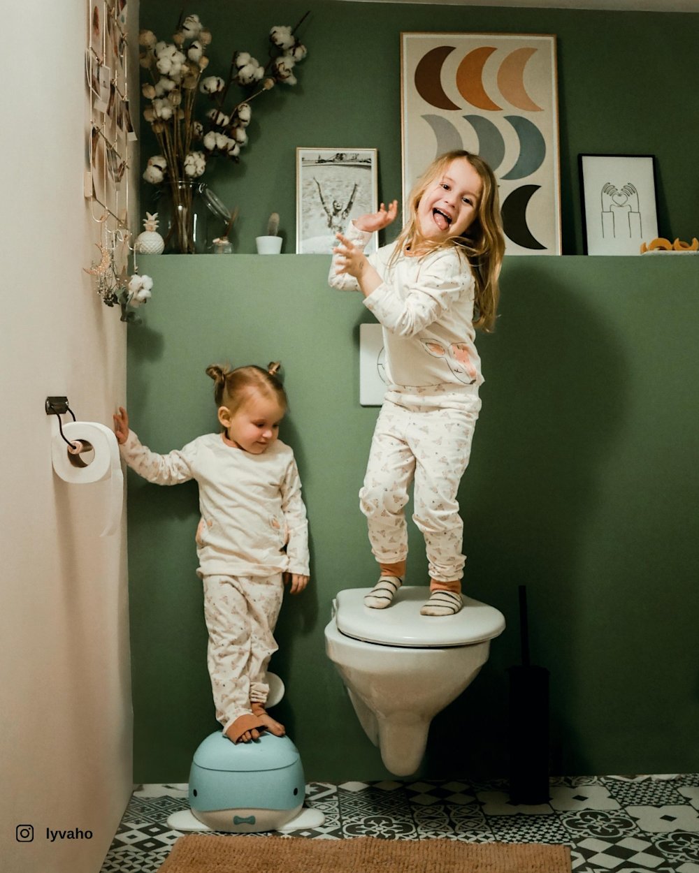 inspiratiebeeld colora - toilet met witte en groene muur in WE M129 Green Mile - 2 meisjes - UGC beeld - Lyvaho