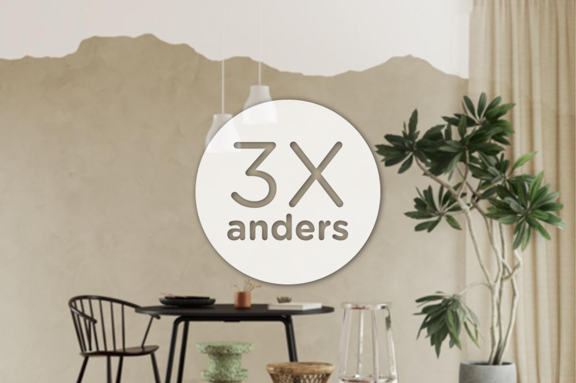 Een eethoek met een zwarte tafel, stoelen, een groene plant en een beige muur met structuur; een cirkelvormige afbeelding in het midden luidt "3X anders.