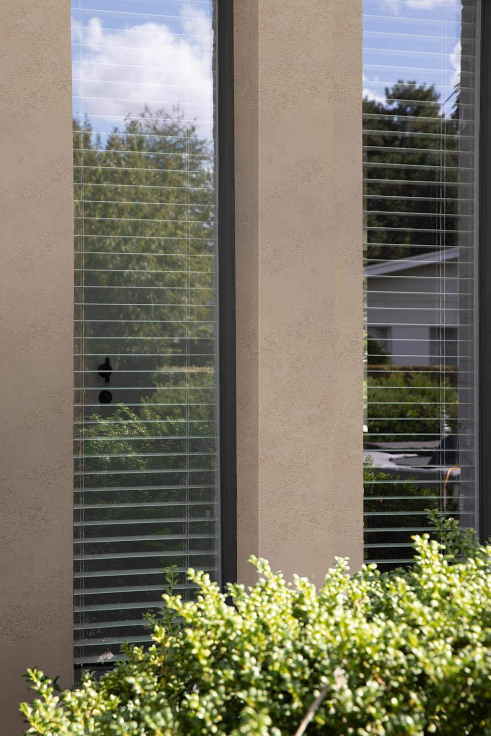 deco - sandrock - gevel - detail raam - bruin - coloramagazine