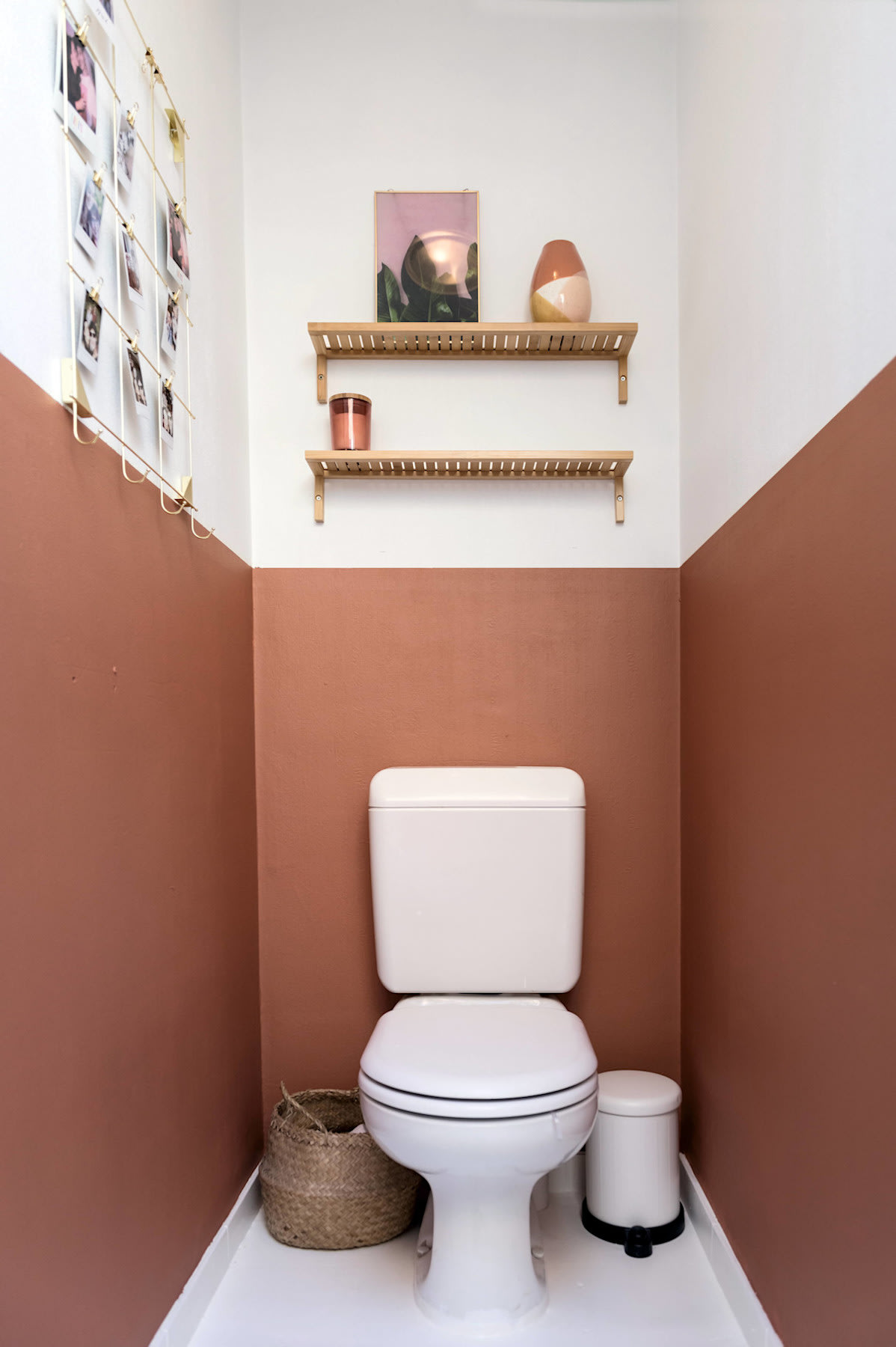inspiratiebeeld toiletruimte met lambrisering in WE M138 Holly Terra - colora magazine 2022