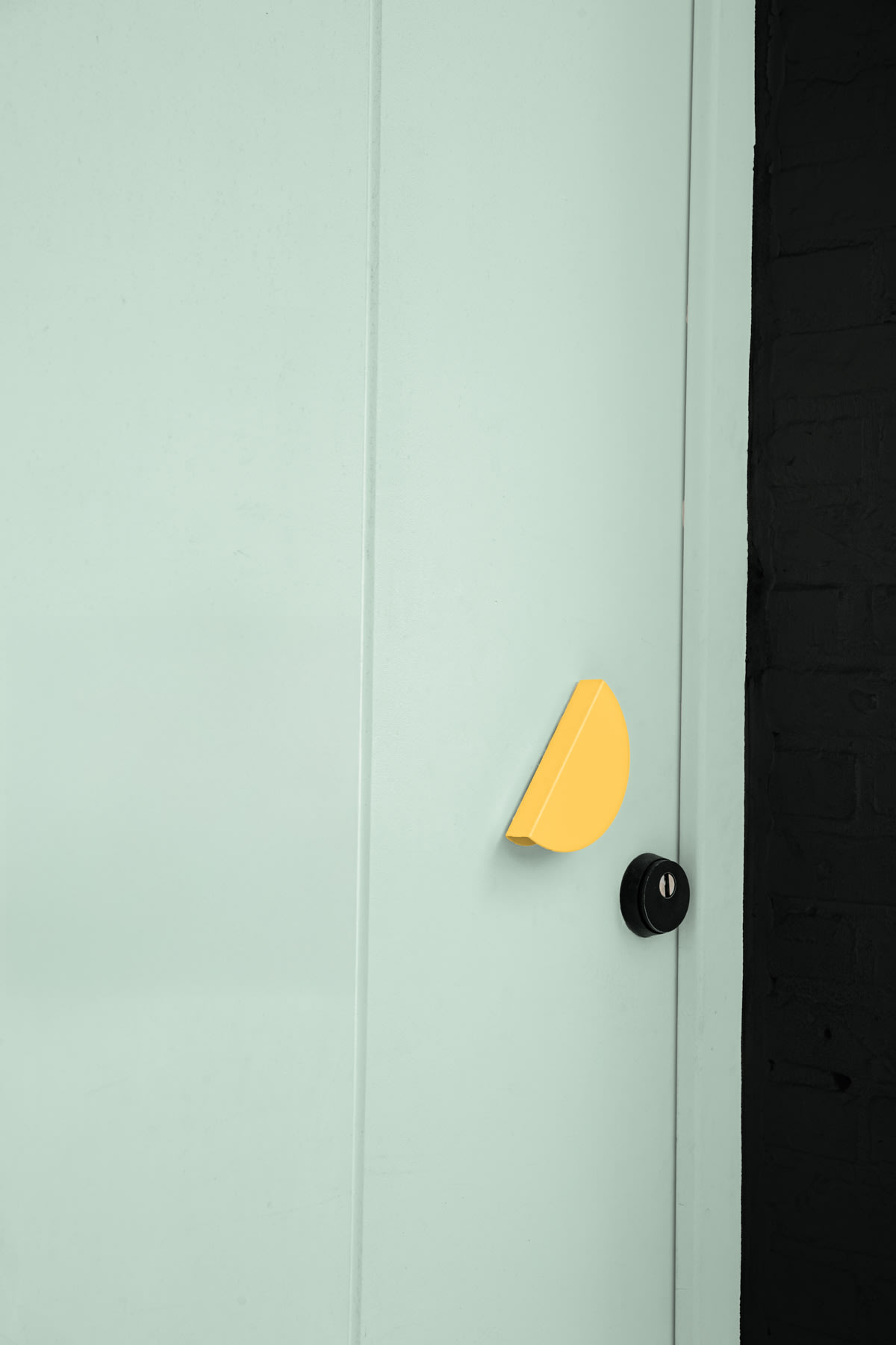 buimu - gevel - zwart - muntgroen deur - geel deurknop - Matineau - detailbeeld deur - coloramagazine