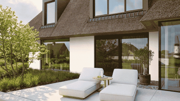 Modern huis met grote ramen, een rieten dak en een patio met twee witte loungestoelen en een kleine ronde tafel.