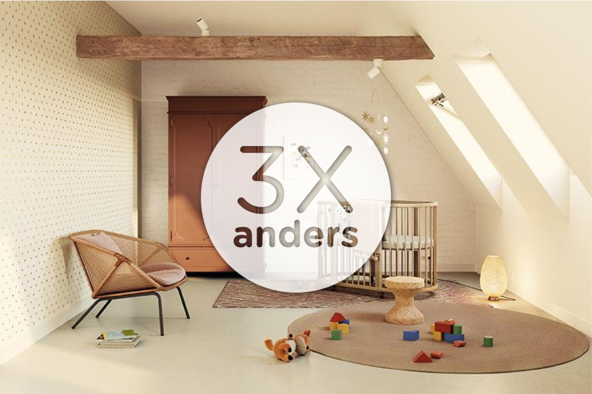 Een kinderkamer met een wieg, bruine kledingkast, rieten stoel, rond vloerkleed, verspreid speelgoed, teddybeer en schuine dakramen.