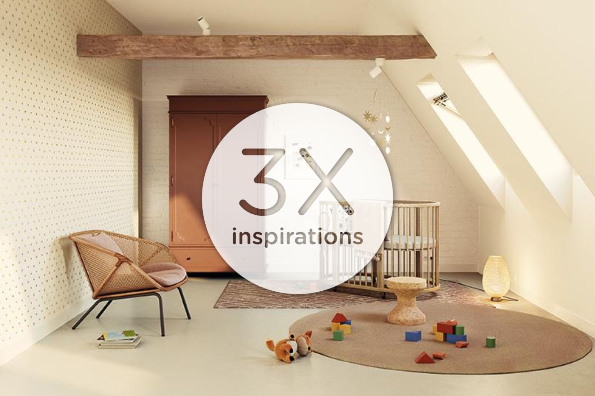Une chambre d'enfant avec un berceau, une armoire marron, une chaise en osier, un tapis rond, des jouets éparpillés, un ours en peluche et des lucarnes inclinées.