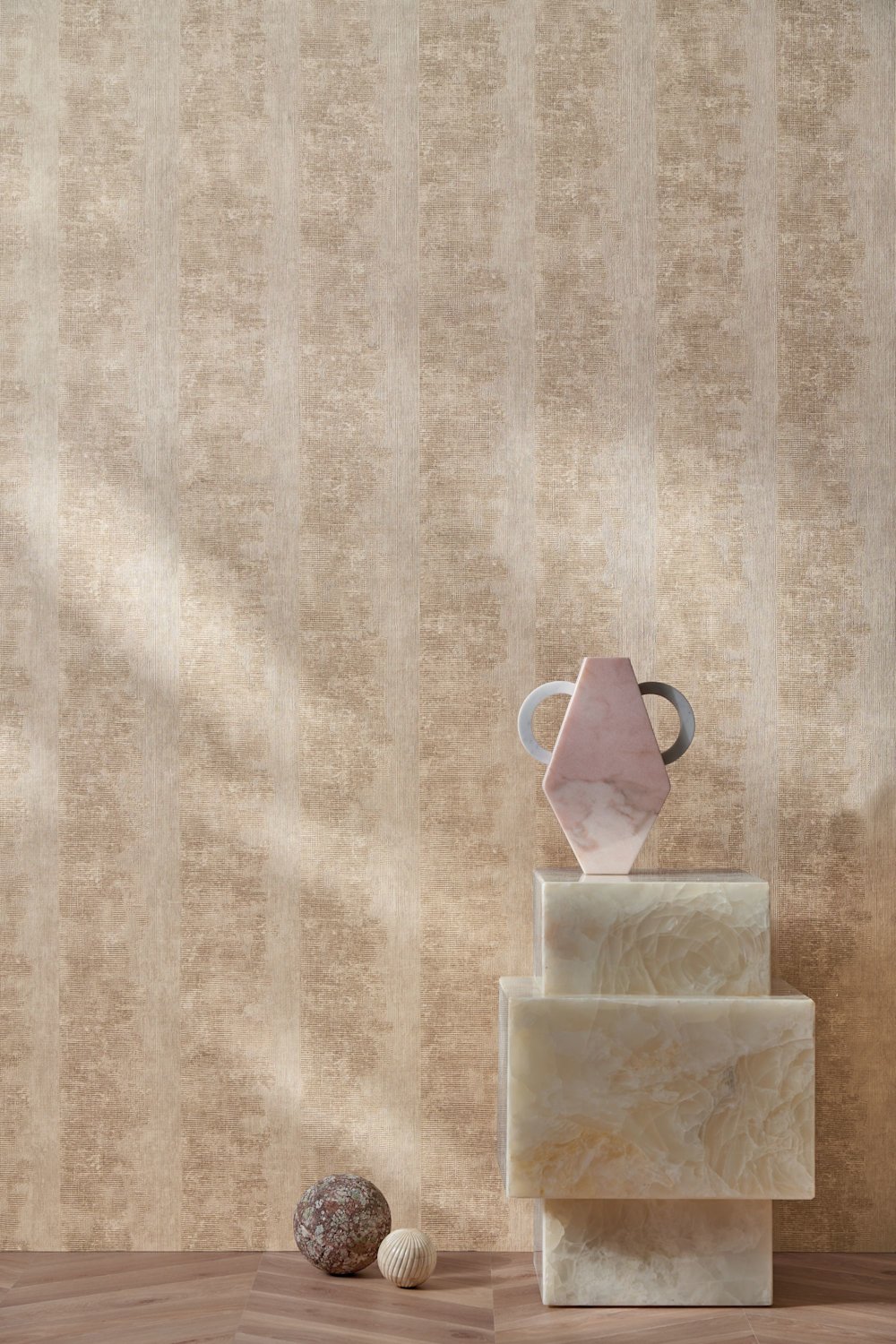 behang - woonkamer - Casamance - Texture Cérame - 76122038 - geel - bruin - Beige textuurmuur, marmeren sokkels, vaas