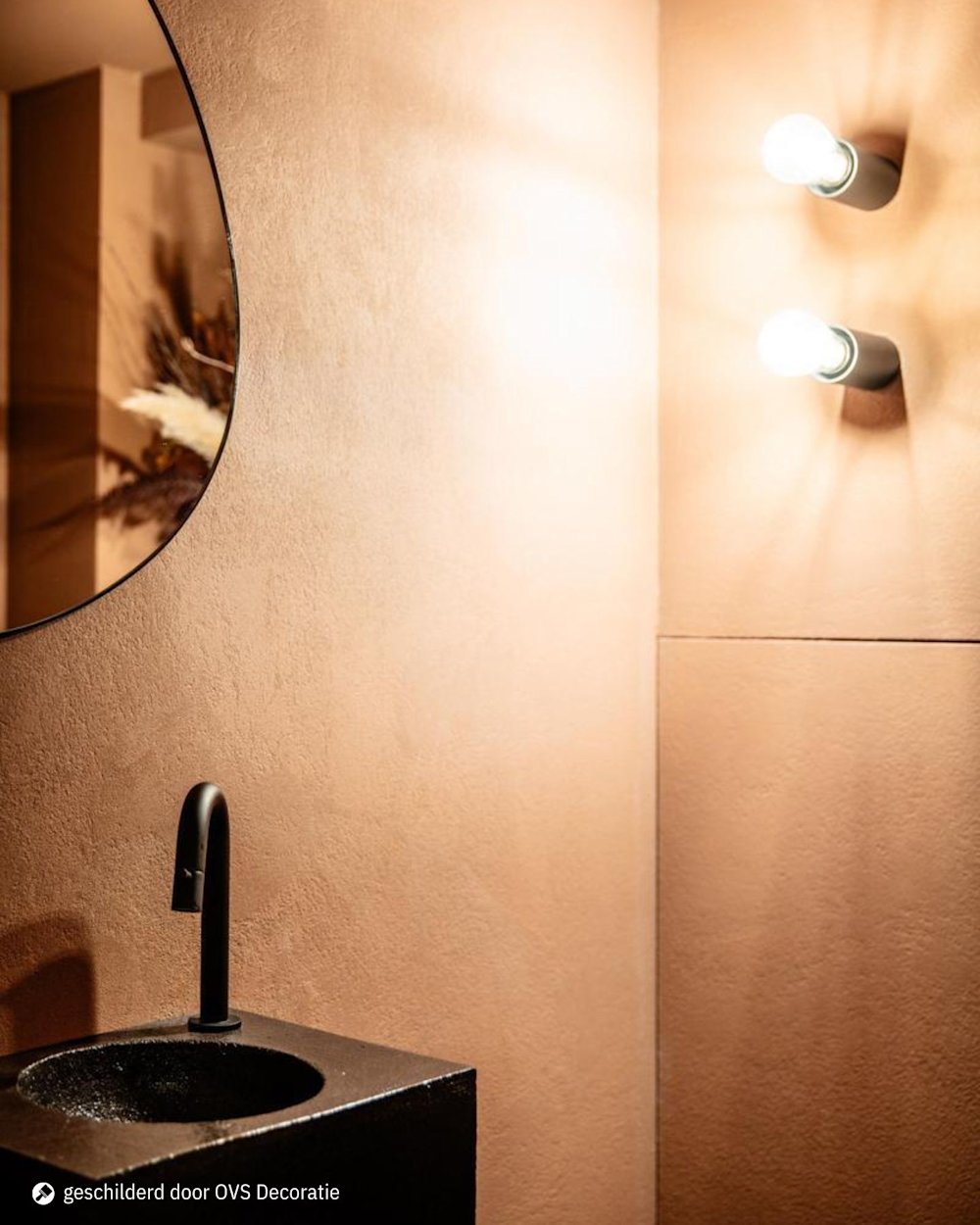 Toilet met Stone Art Metallic structuurverf geschilderd door OVS Decoratie