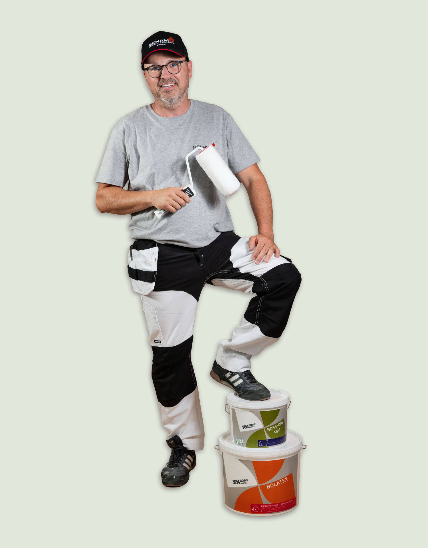 Een schilder met pet, bril en werkkleding houdt een verfroller vast. Hij staat met één voet op gestapelde verfemmers tegen een effen witte achtergrond.