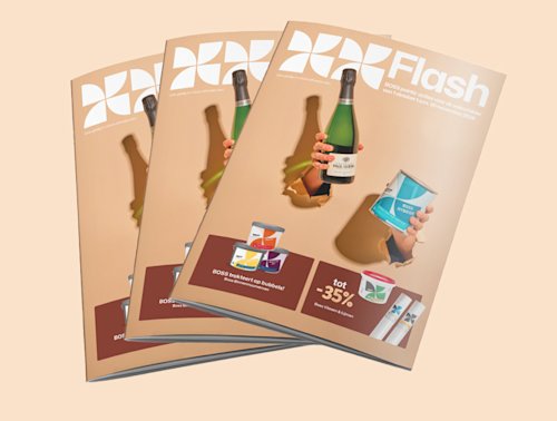 Drie exemplaren van een tijdschrift met de titel „Flash“, met een beige omslag waarop een hand te zien is die een fles en een blikje vasthoudt, en reclameafbeeldingen van voedingsmiddelen en kortingsaanbiedingen.