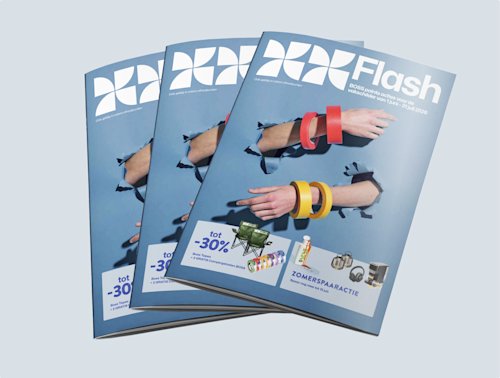 Drie exemplaren van het magazine “Flash” met armen die door een muur reiken en kleurrijke plakbandrollen vasthouden. De cover toont kortingen tot 30% en verschillende producten.