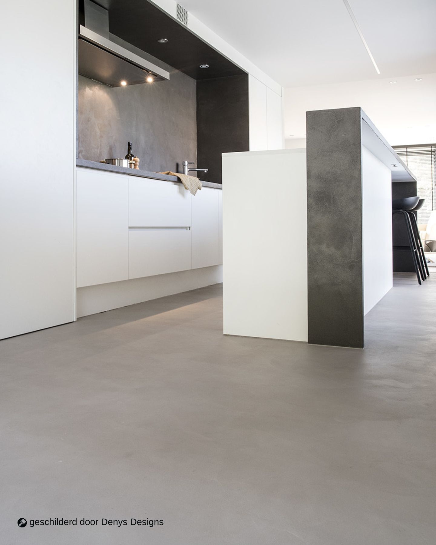 inspiratiebeeld colora – Aqua Sensa – gietvloer, witte keuken, donkere accenten – AS 12 & AS 05 – geschilderd door Denys Designs