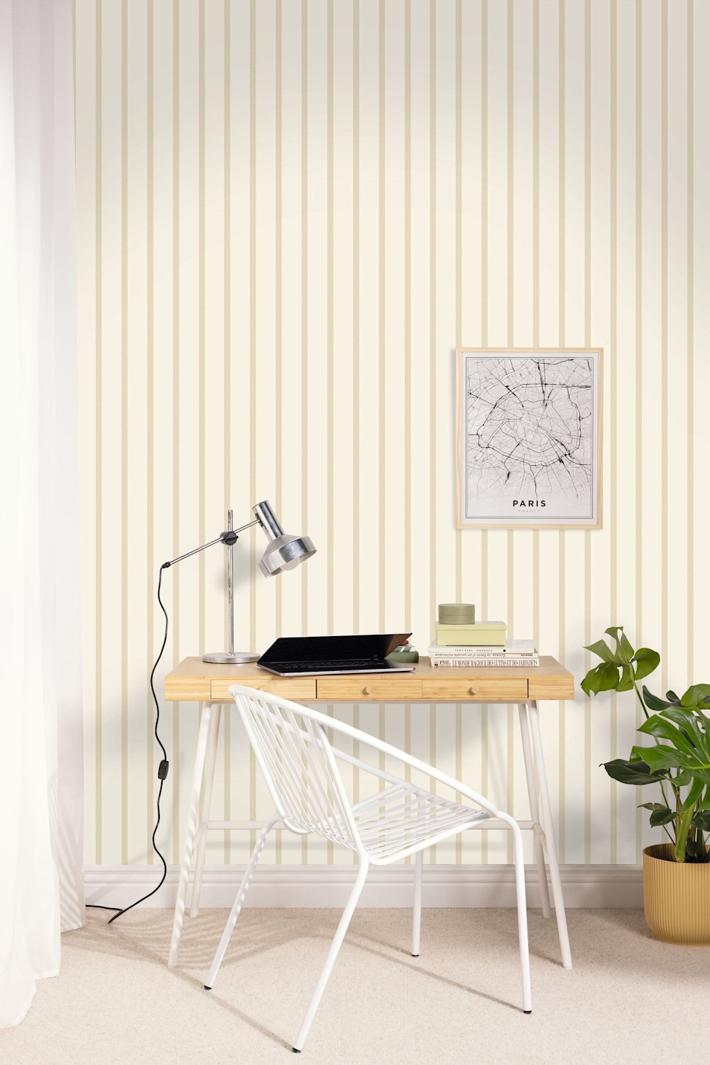 behang - bureau - Caselio - Kitchen box - KBO106491010 - wit - geel - Muur met verticale crèmekleurige strepen en licht houten bureau met metalen lamp