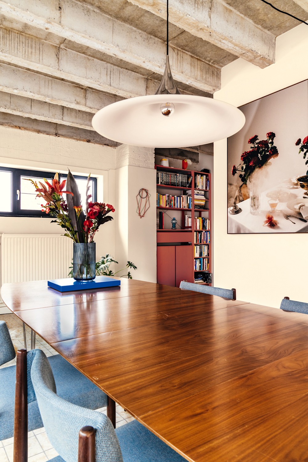 BIMU - eetkamer - offwhite beige - WE M145 natural cloud - blauwe stoelen - Bossflow Silk - coloramagazine