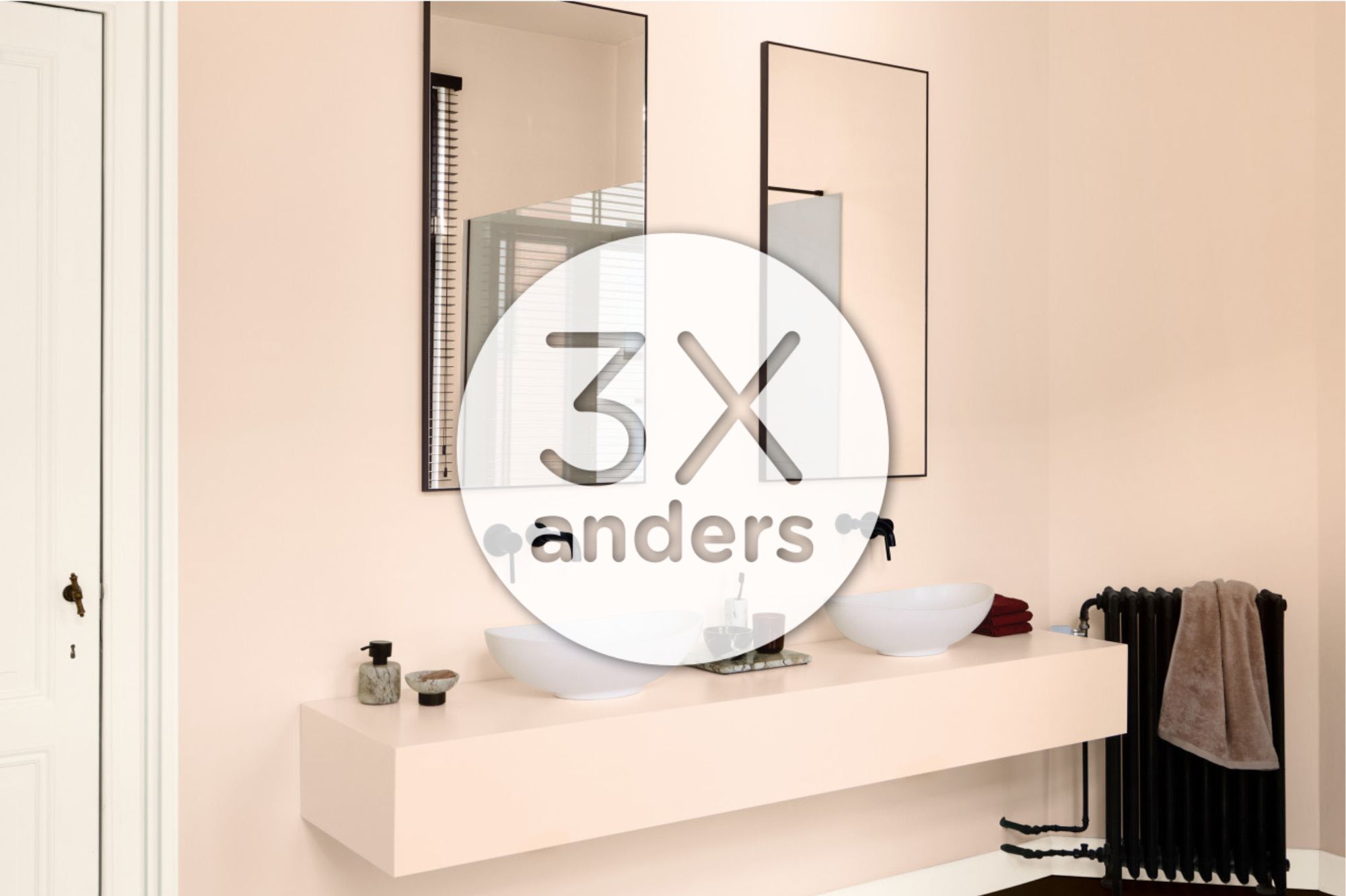 Moderne badkamer met een dubbele wastafel, twee rechthoekige spiegels, zeepdispensers en een zwarte radiator met handdoeken aan de rechterkant.