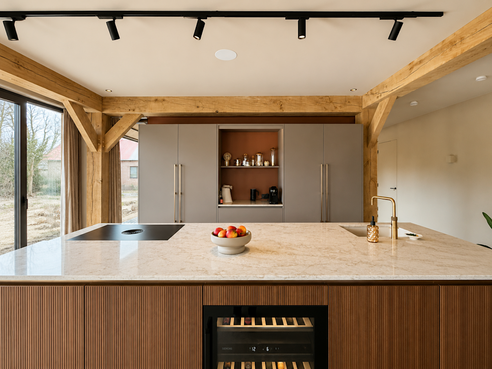 colora inspiratiebeeld – woonverhaal Veghel – Open keuken met kookeiland – WE M86 Ancient White