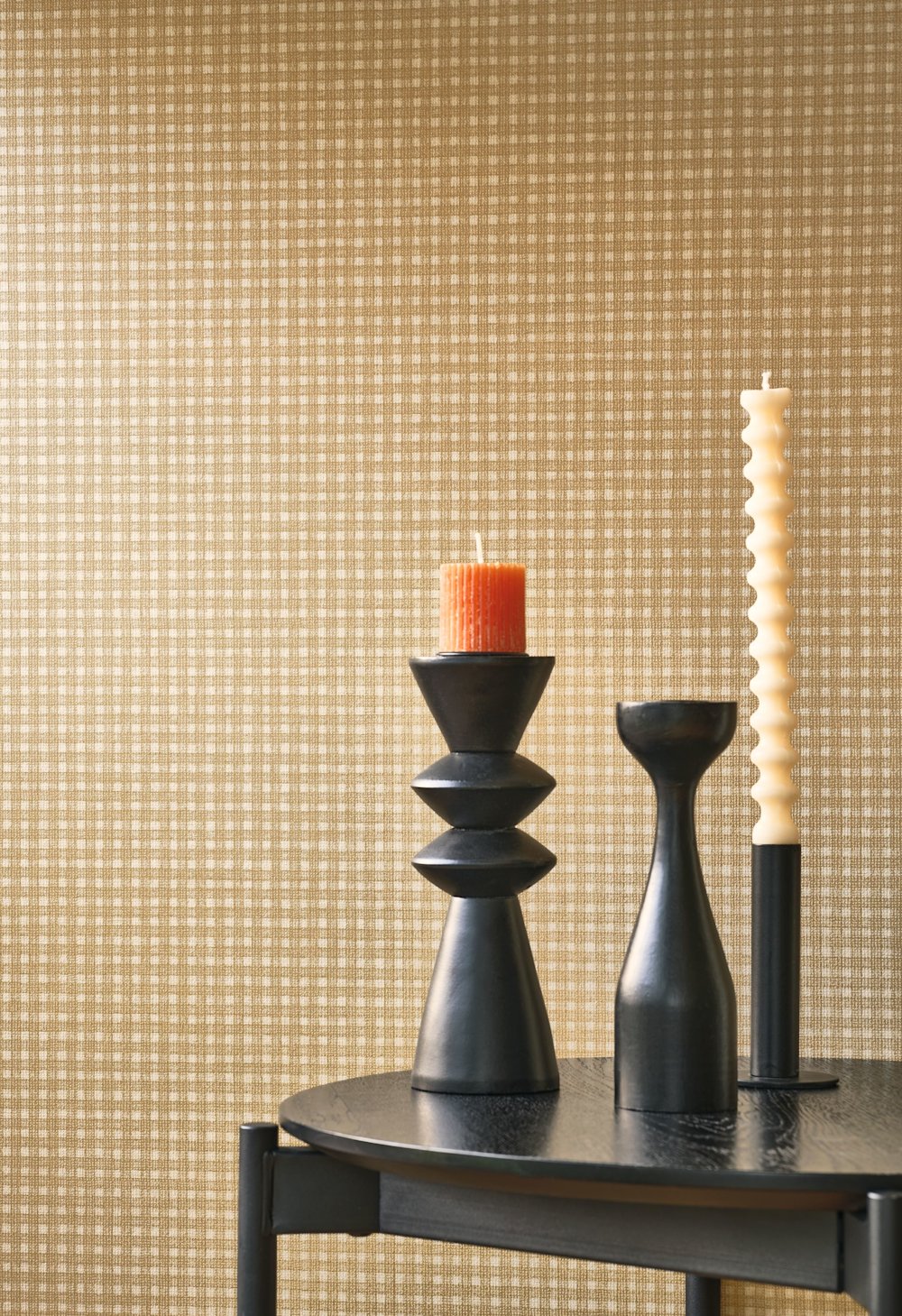 behang - woonkamer - Casadeco - Carnaby street - 200556821 - bruin - geel - fijne structuur, beige, kaarsen