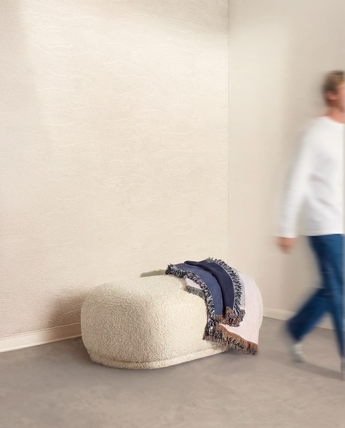 bimu - woonkamer - behang - muur – beige – WE M87 pure linen - miri oyster masureel - coloramagazine