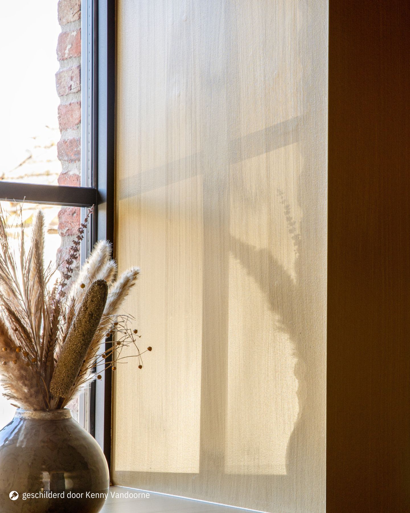 gouden accentmuur in Metallic Chic in MT 34 luxurious rust aan het raam geschilderd door Kenny Vandoorne